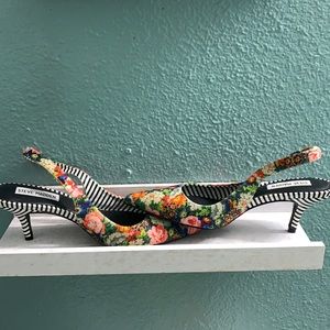 STEVE MADDEN BEAUTIFUL FLORAL STRIPE HEELS!